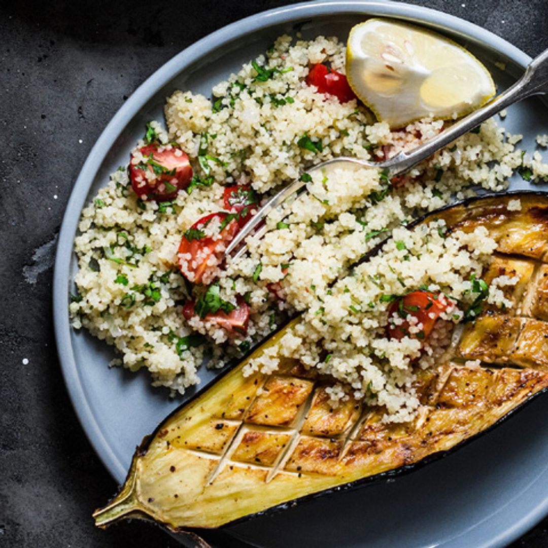 Berenjena al horno con ensalada de cuscús y tomates cherry