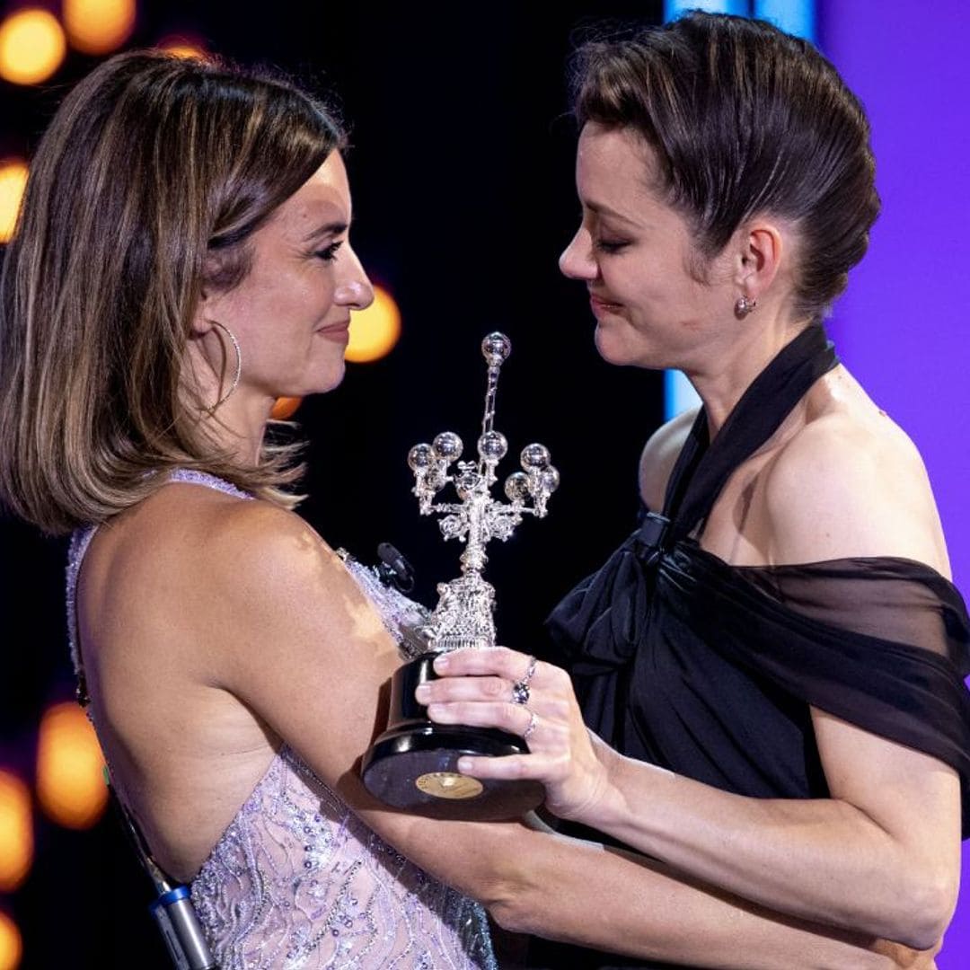 Penélope Cruz sorprende a Marion Cotillard en el Festival de Cine de San Sebastián: 'Es bondad, verdad y magia'