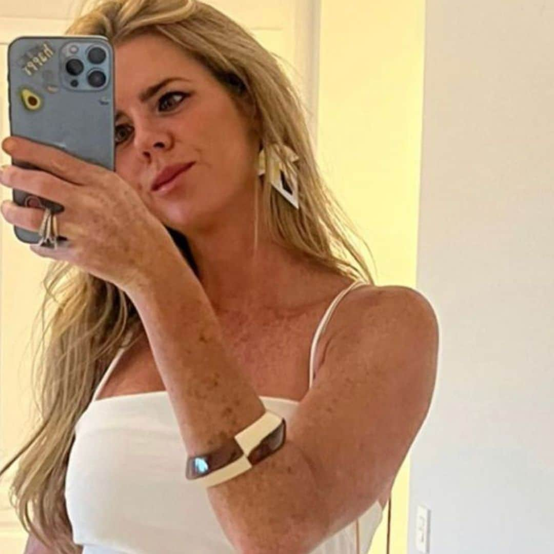 El truco de Amelia Bono para lucir elegante y bronceada cuando va de concierto: un vestido blanco de Zara