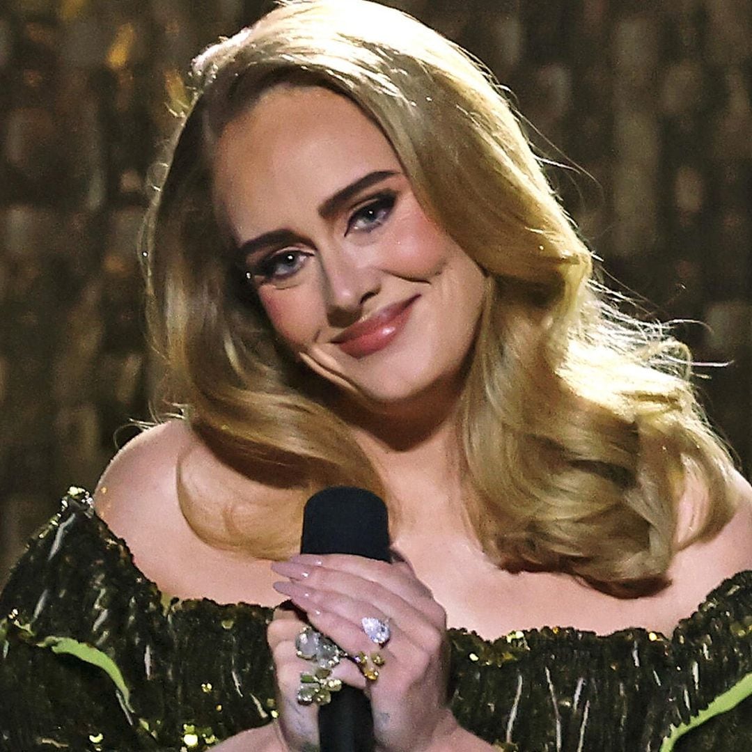 Adele autografió el vestido de una novia que asistió a su concierto tras su boda