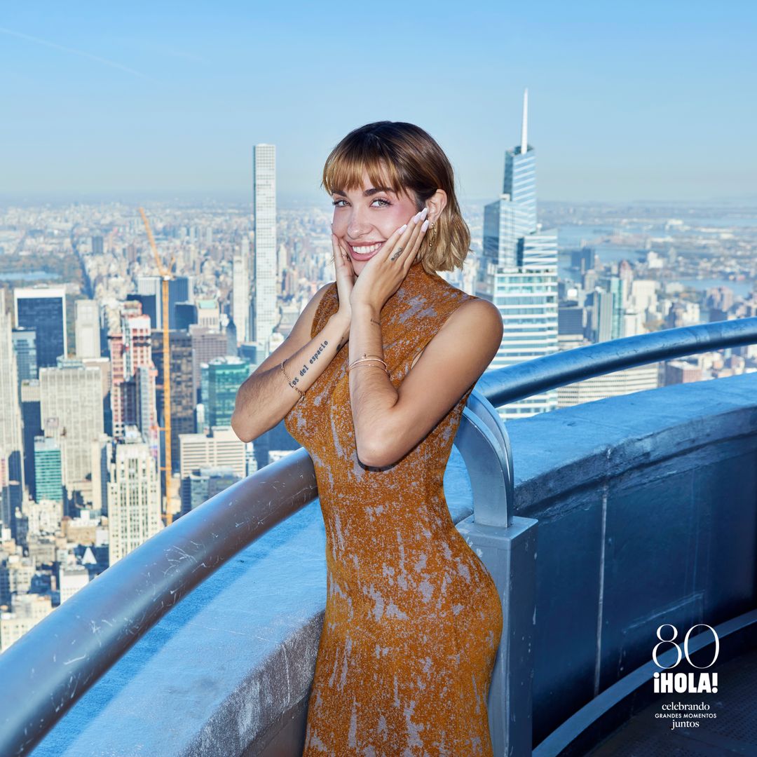 María Becerra ilumina de rojo el edificio del Empire State en Nueva York por el 80° aniversario de ¡HOLA!