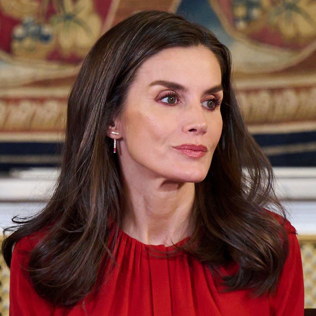 Doña Letizia lleva burdeos, el color de la temporada, a uno de los últimos actos del año