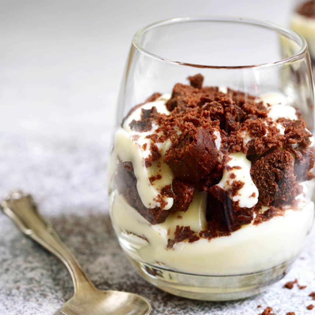 Vasitos con 'brownie' y yogur griego