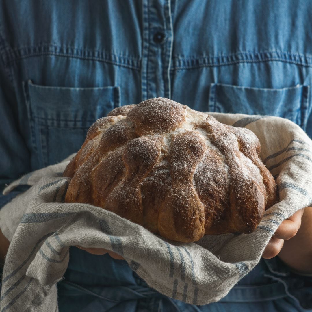 La tradición del pan de muerto data de la época pehispánica, aunque no hay una fecha exacta.