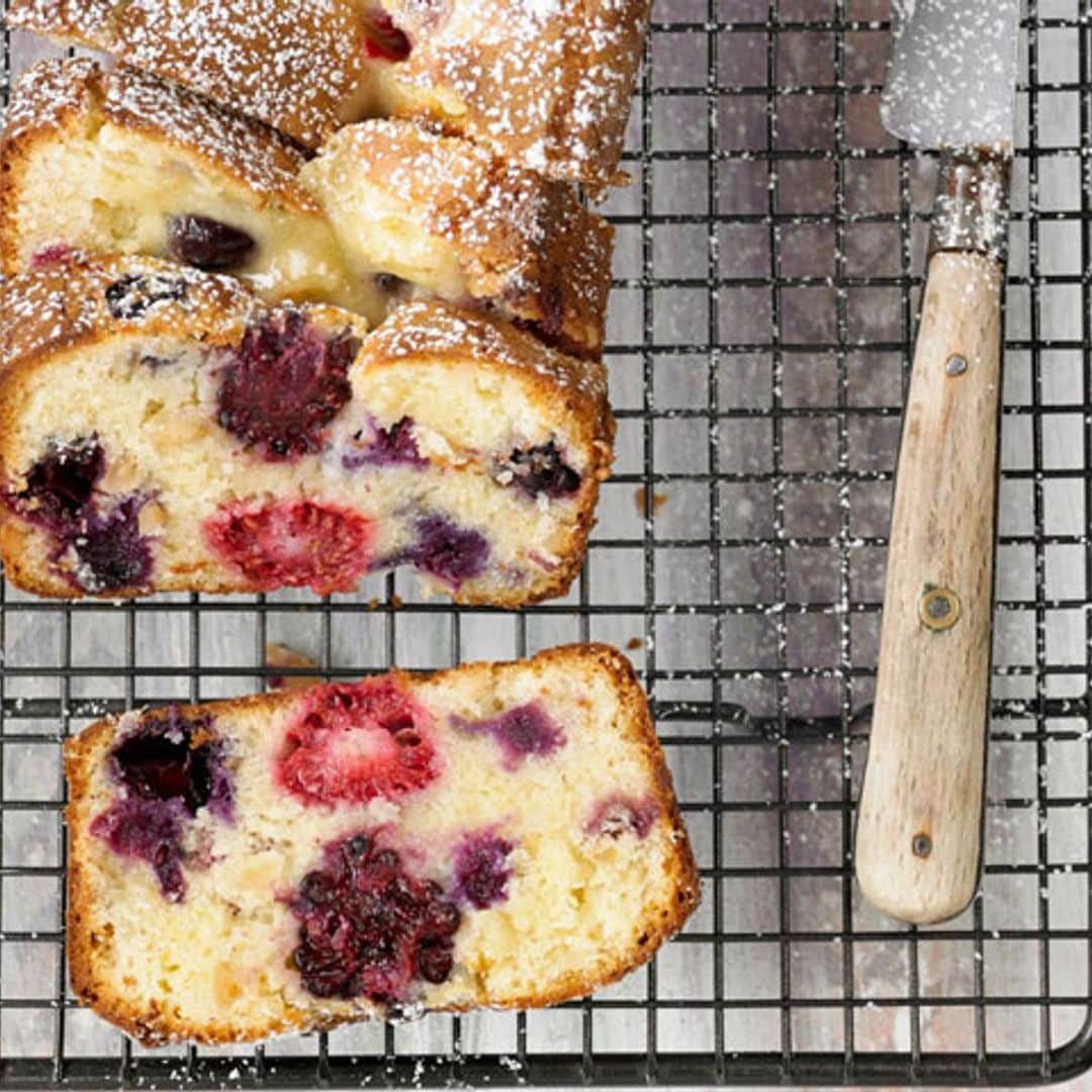 'Plum-cake' de chocolate blanco y frutos rojos