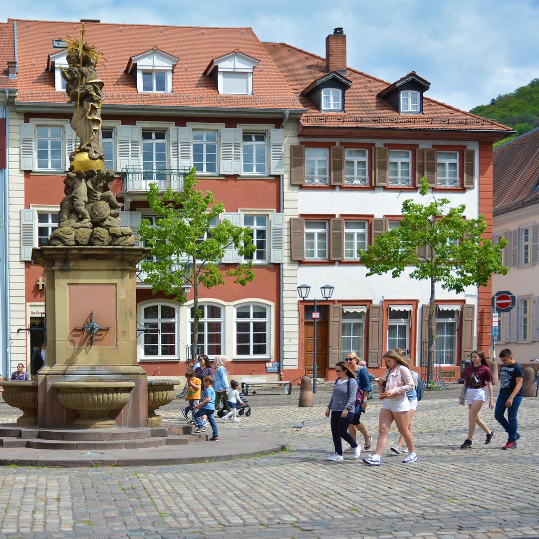 Plaza de Kornmarkt, en el casco antiguo de la ciudad alemana de Heidelberg