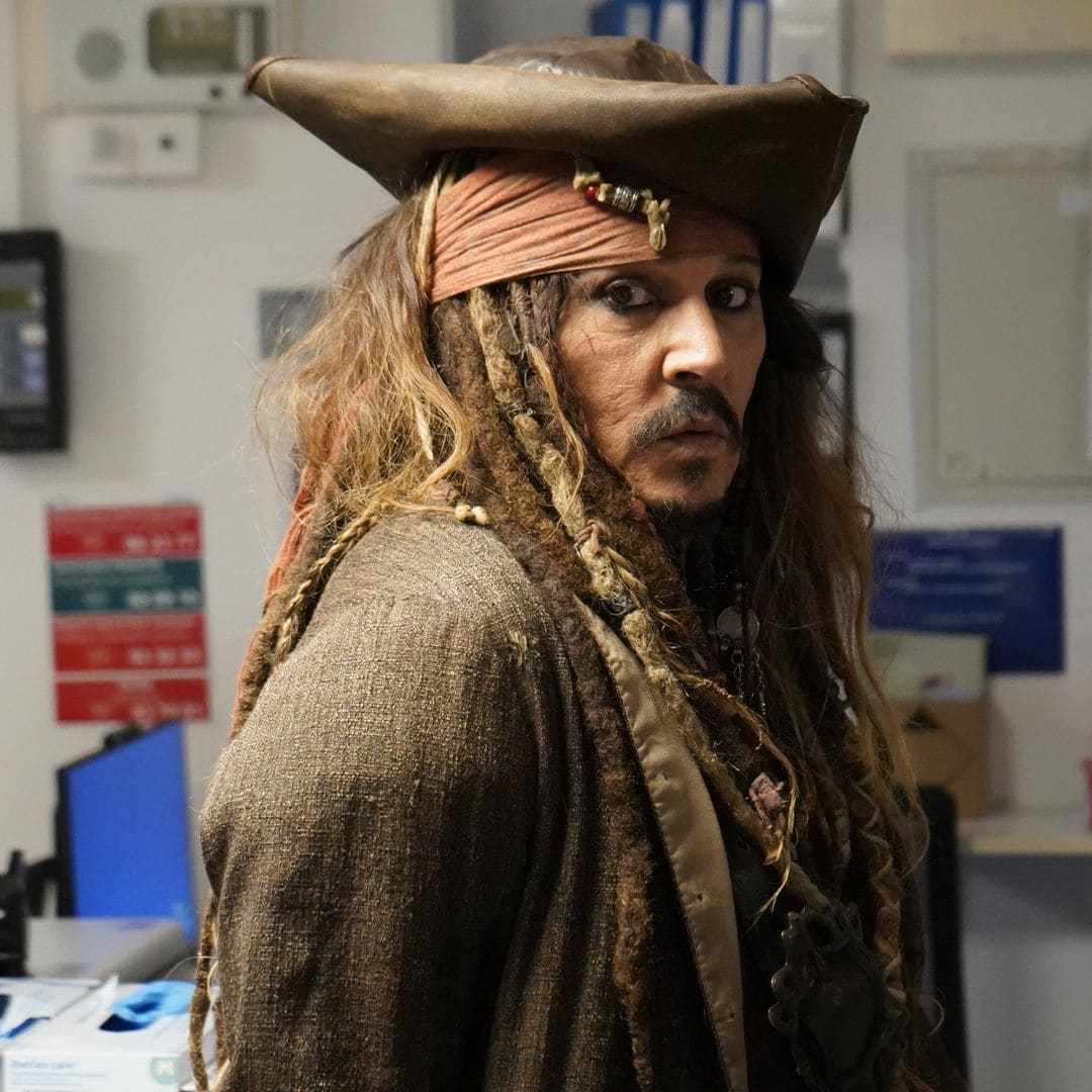 Disfrazado de Jack Sparrow, Johnny Depp sorprendió a niños en un hospital en España