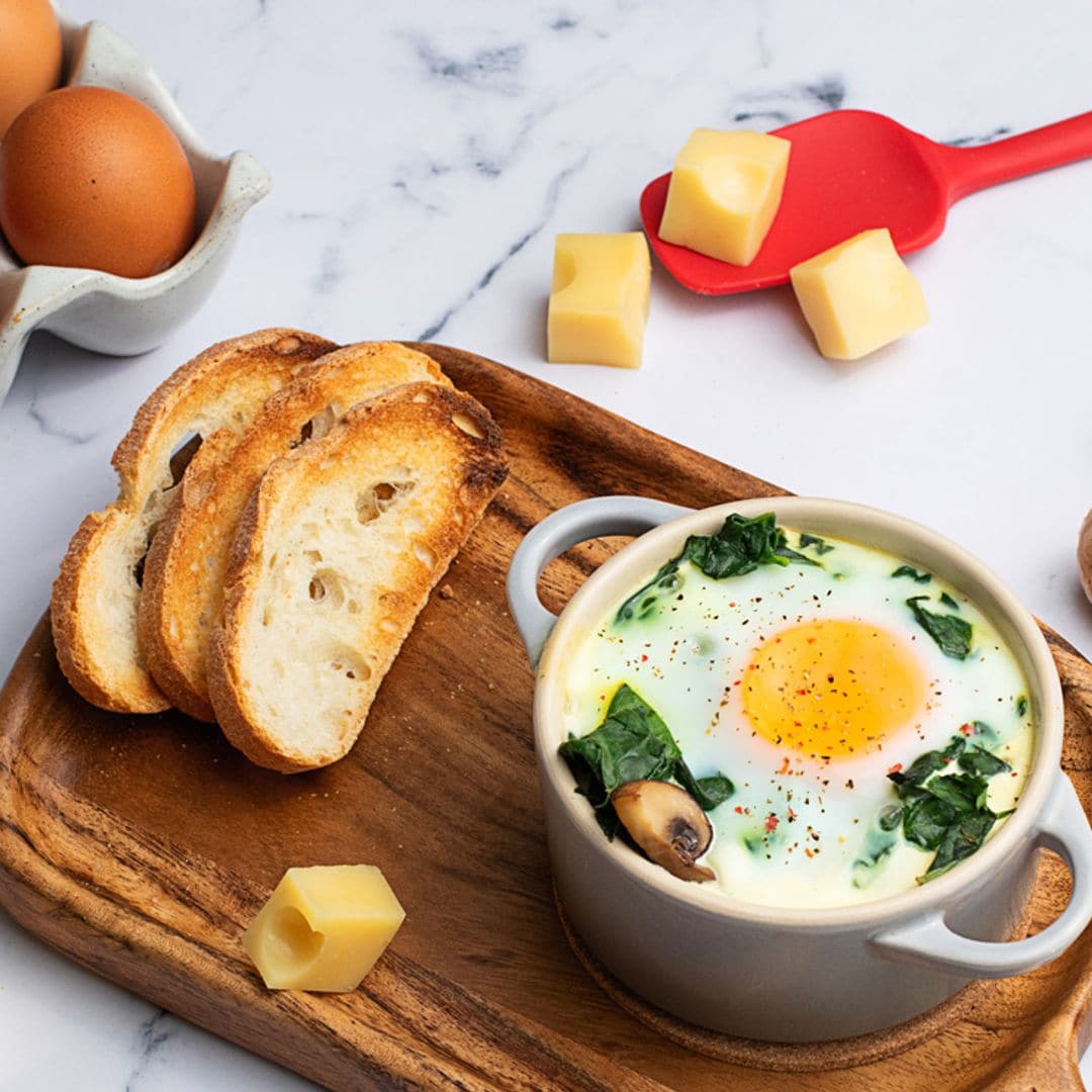 Huevos en 'cocotte' con espinacas y queso emmental