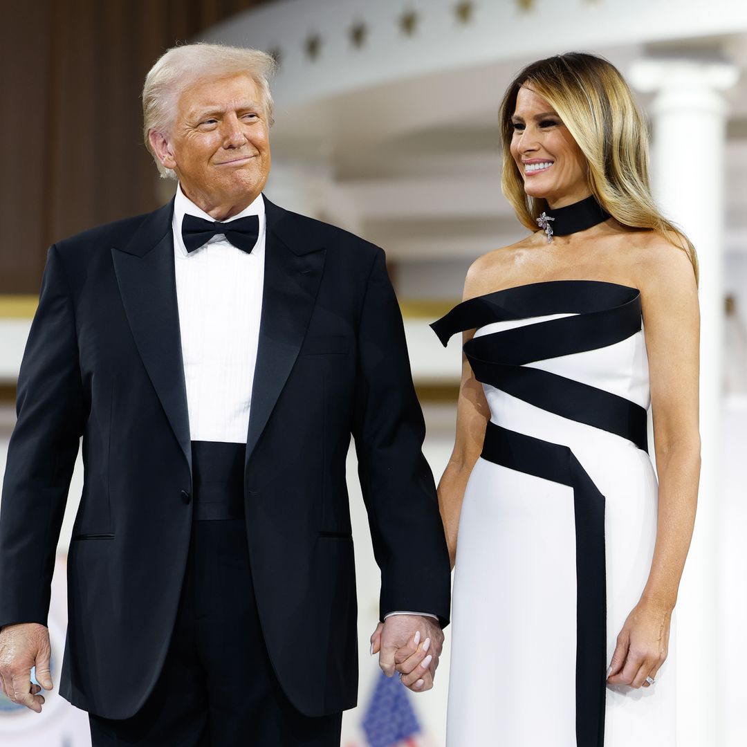 Melania Trump triunfa con un vestido bicolor y 'choker' para la historia