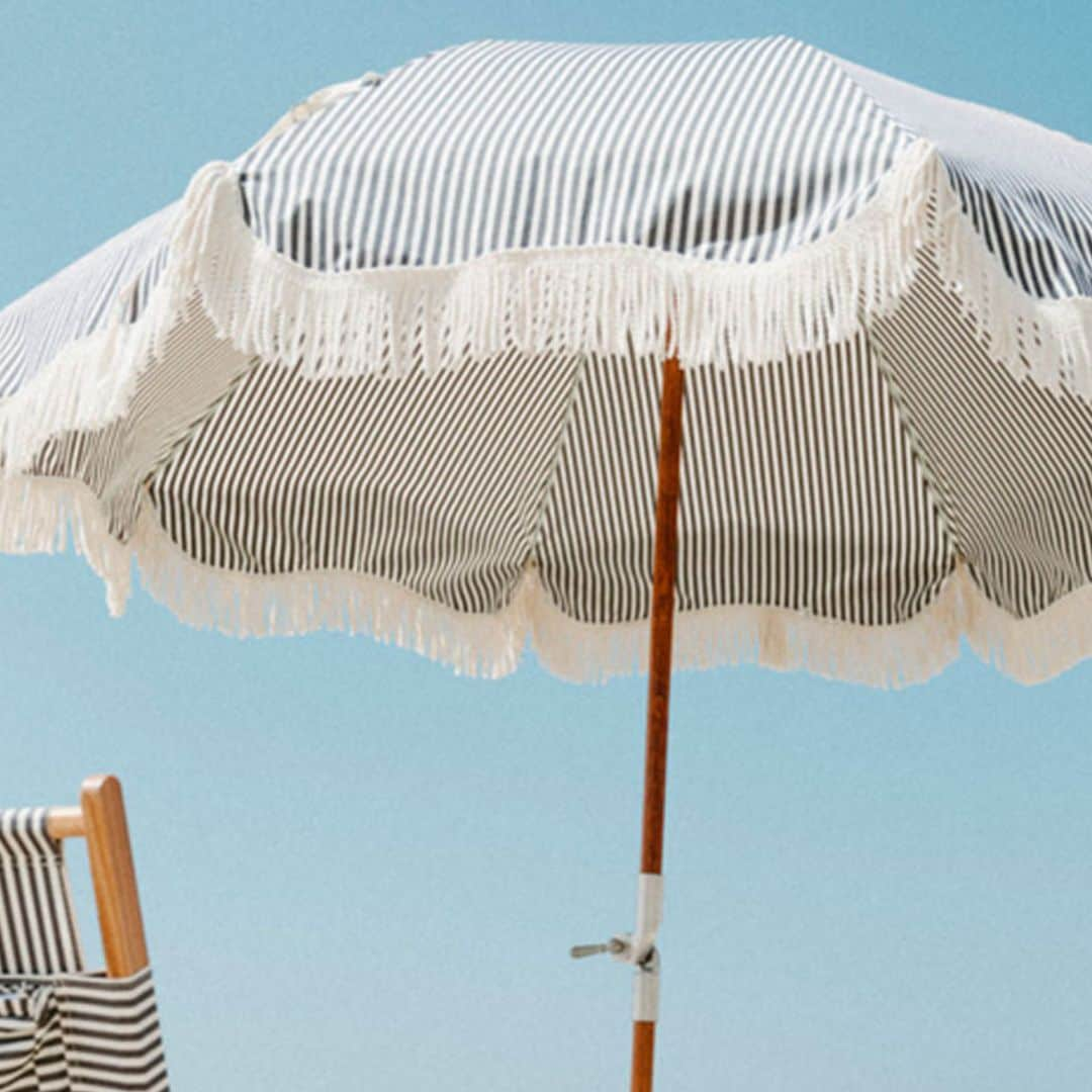 Protégete del sol con las sombrillas de playa más prácticas y bonitas