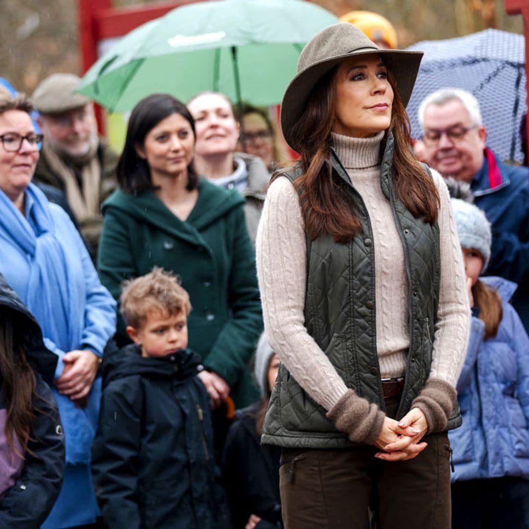 Como nunca la habíamos visto: Mary de Dinamarca derrocha simpatía con los más pequeños en el parque natural de Dyrehaven