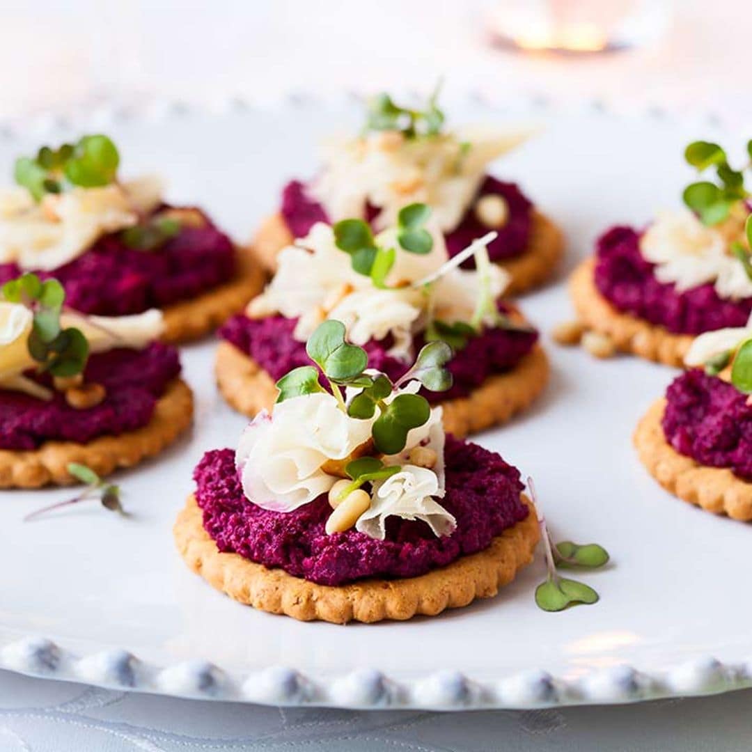 Galletas saladas con pesto de remolacha