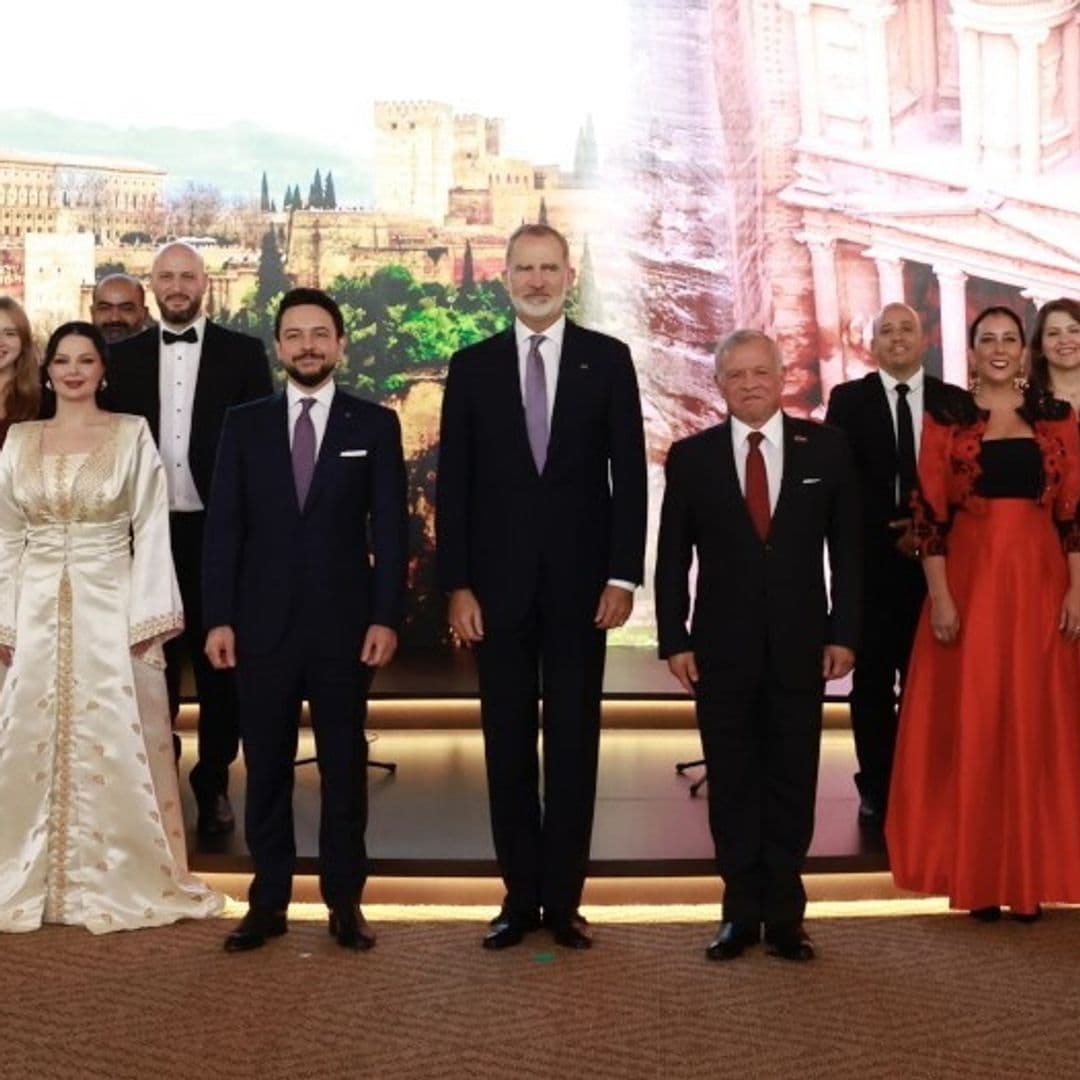 El cálido recibimiento a Felipe VI del rey Abdalá y el príncipe Hussein en Palacio con un espectáculo de acento español