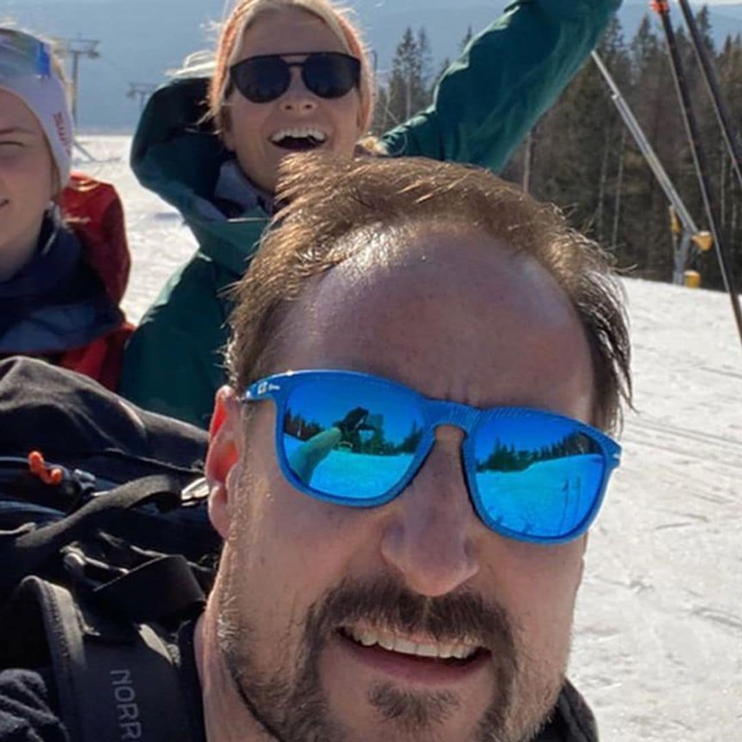 Haakon y Mette Marit de Noruega disfrutan de unas vacaciones en la nieve pero cumpliendo las normas