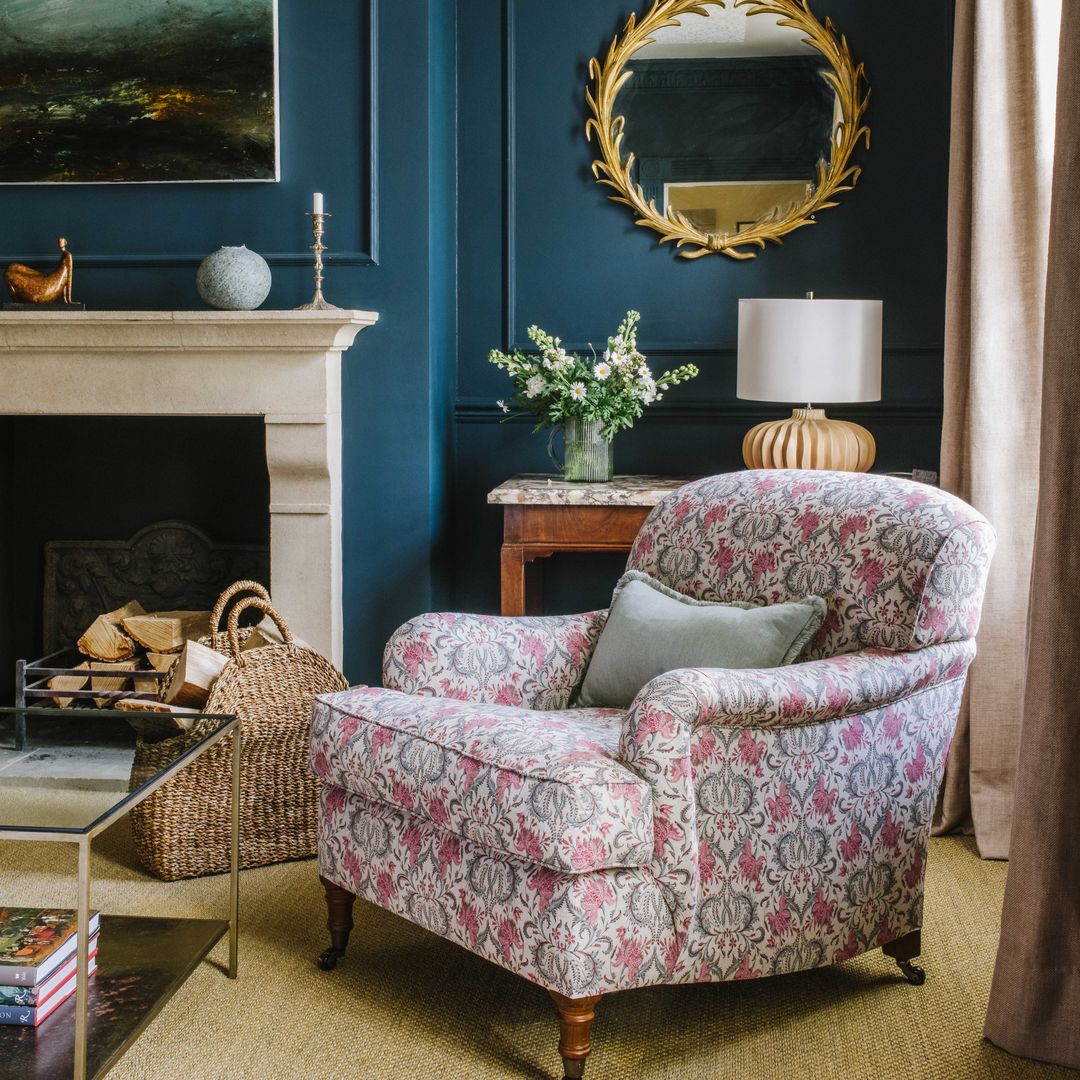 Salón de estilo vintage con butaca con estampado de flores. 