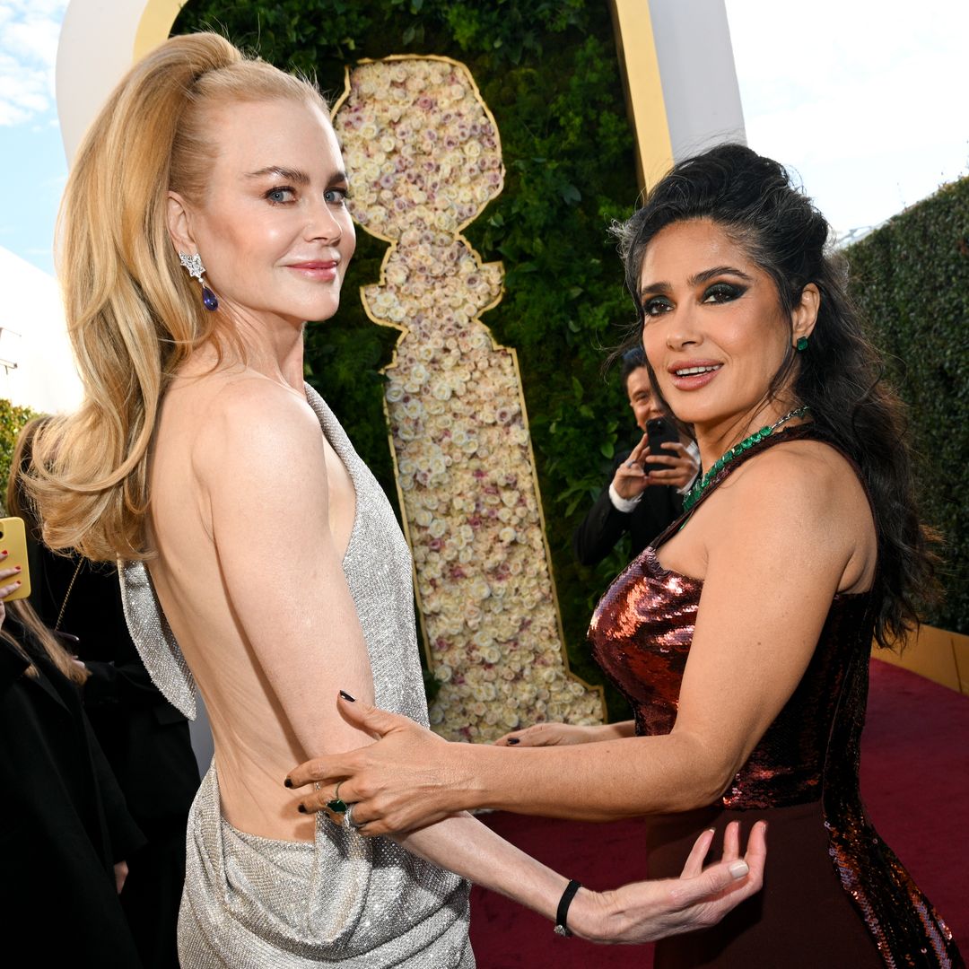 ¡Tan amigas como siempre! Salma Hayek y Nicole Kidman llegan de la mano a los Golden Globes