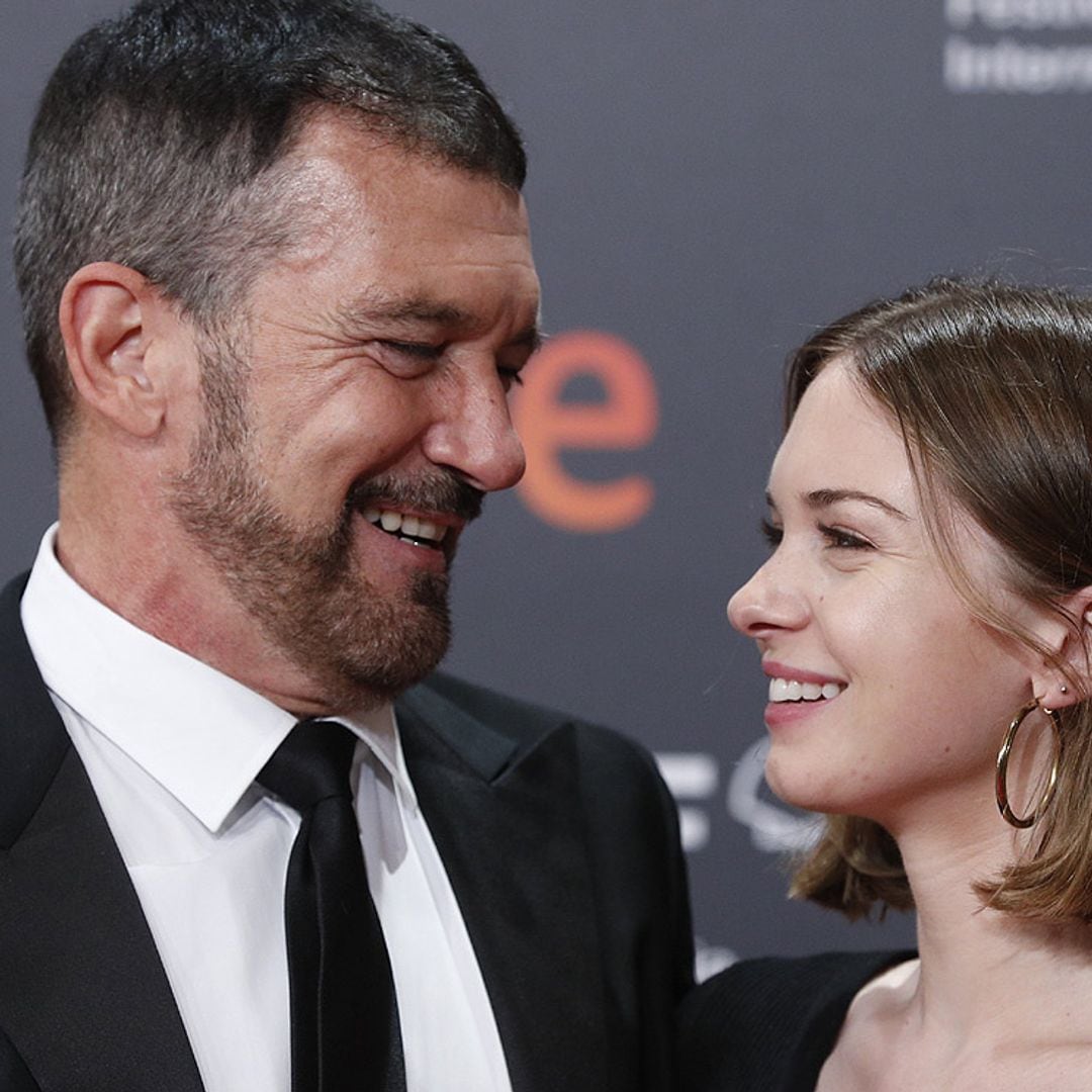 Antonio Banderas, un padre orgulloso al pisar con su hija Stella la alfombra roja de San Sebastián