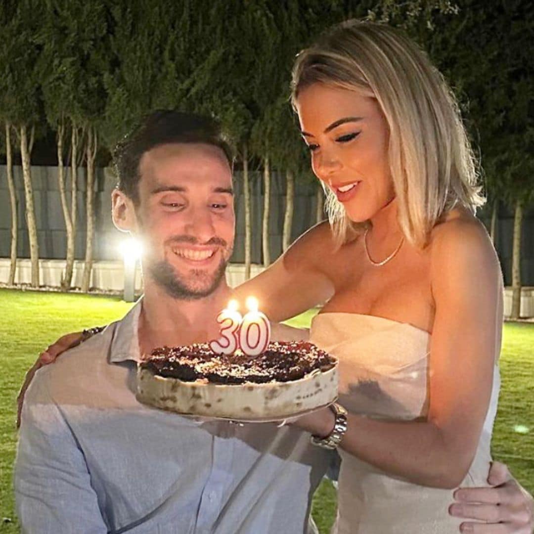 Las lágrimas de Sergio Rico al soplar las velas por su cumpleaños, ¡y ser sorprendido por su mujer con una canción!