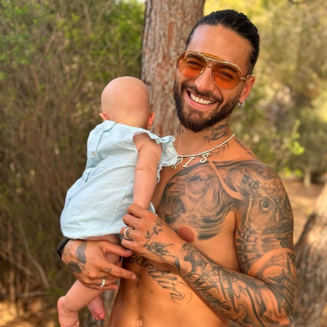 Maluma se convierte en el tierno estilista de su hija, Paris, para celebrar sus cuatro meses