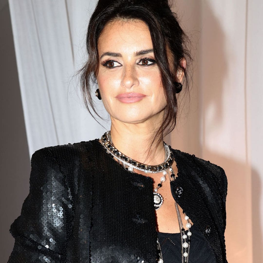 Penélope Cruz conquista Florencia con un minivestido y chaqueta de lentejuelas