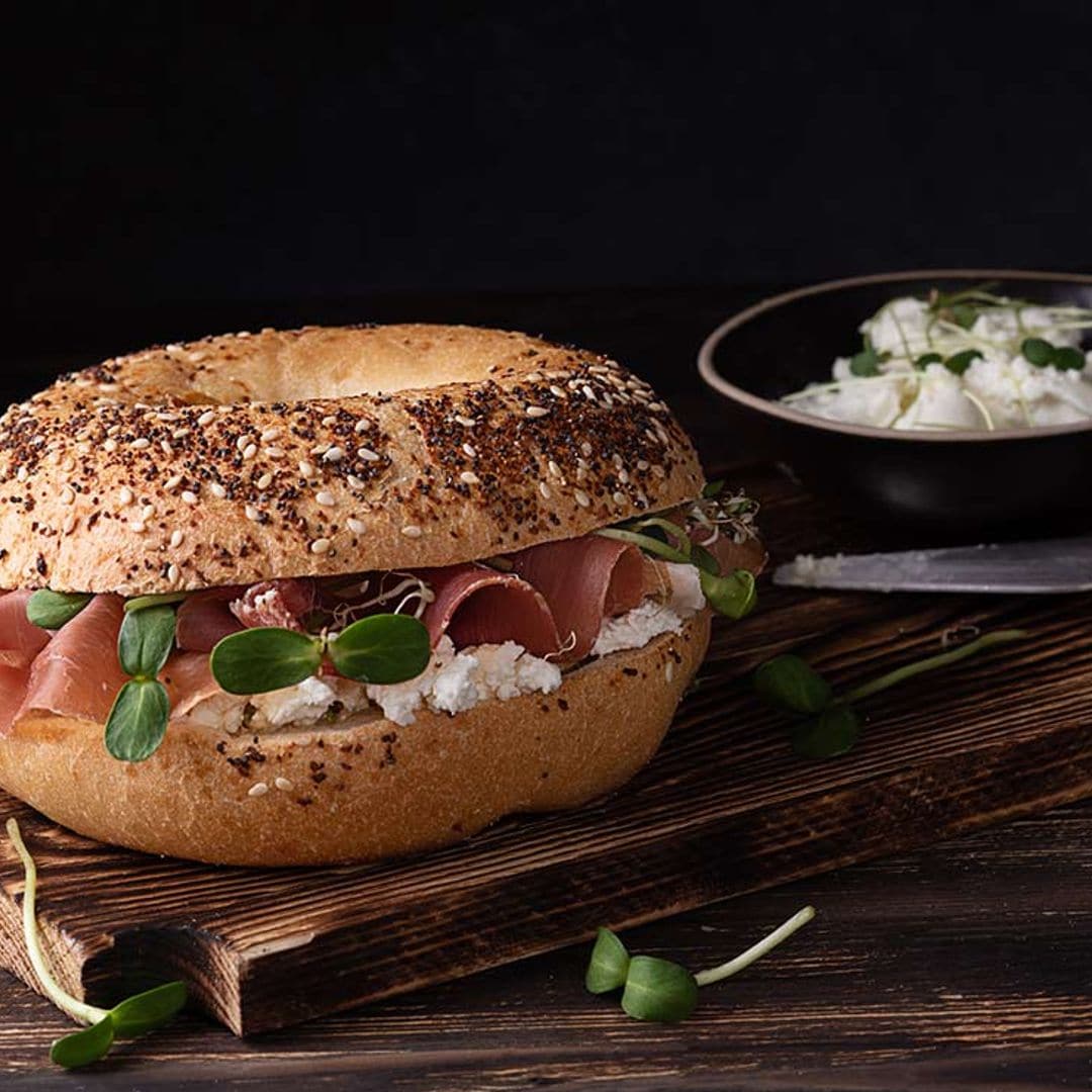 'Bagel' de jamón y ricotta