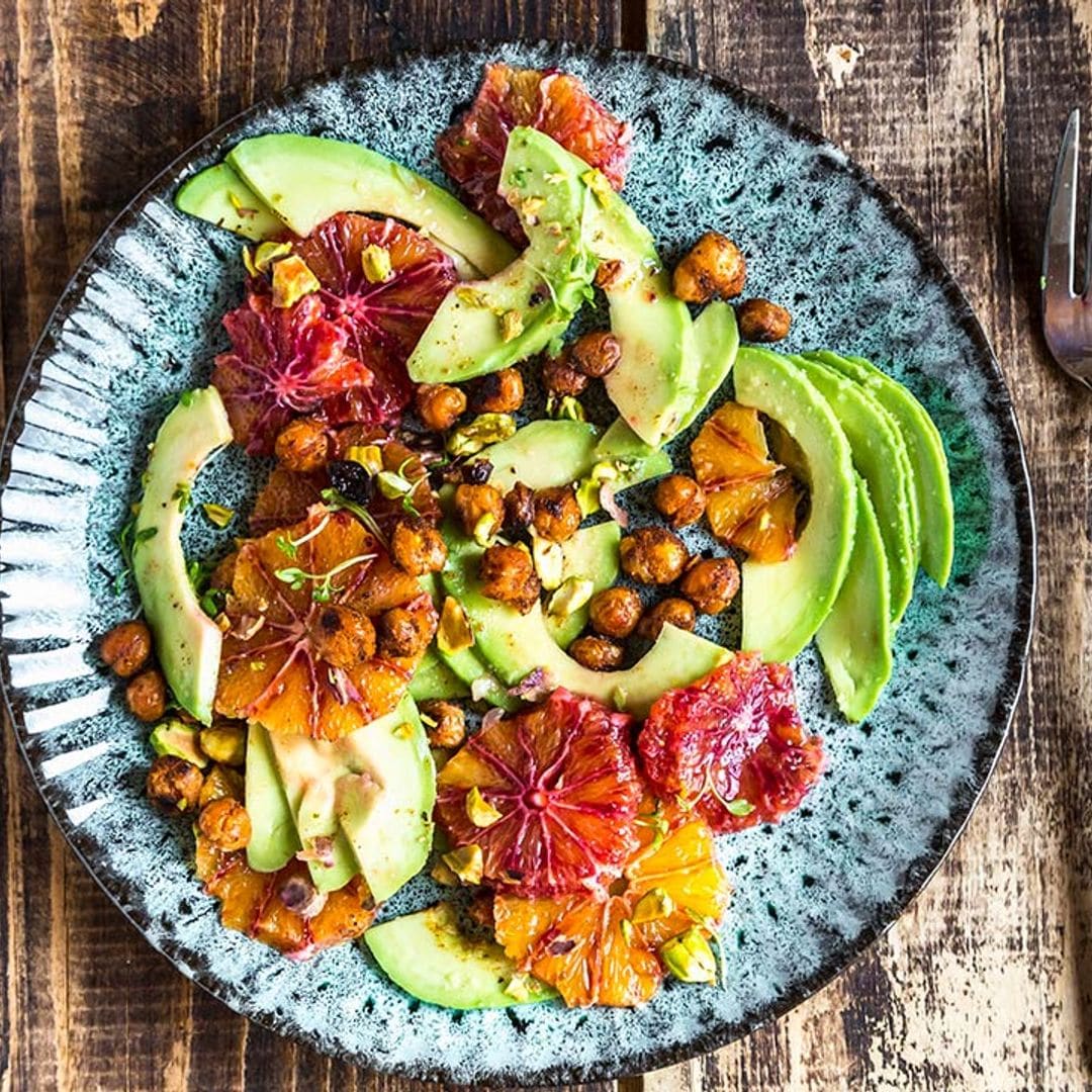 Ensalada de aguacates con naranja, pistachos y garbanzos crujientes