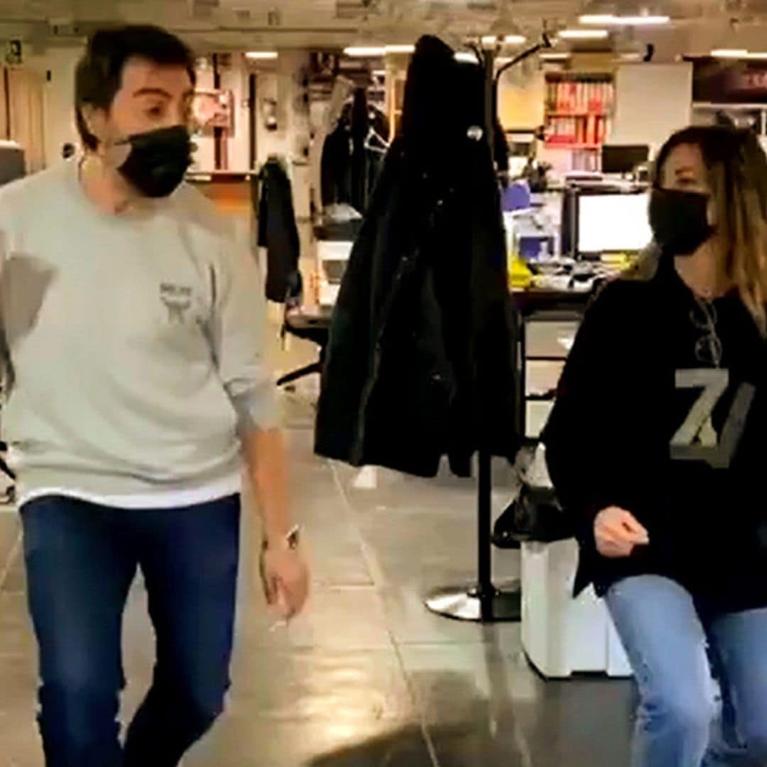 El divertido vídeo de Juan del Val enseñándole un baile a Nuria Roca en mitad de la redacción