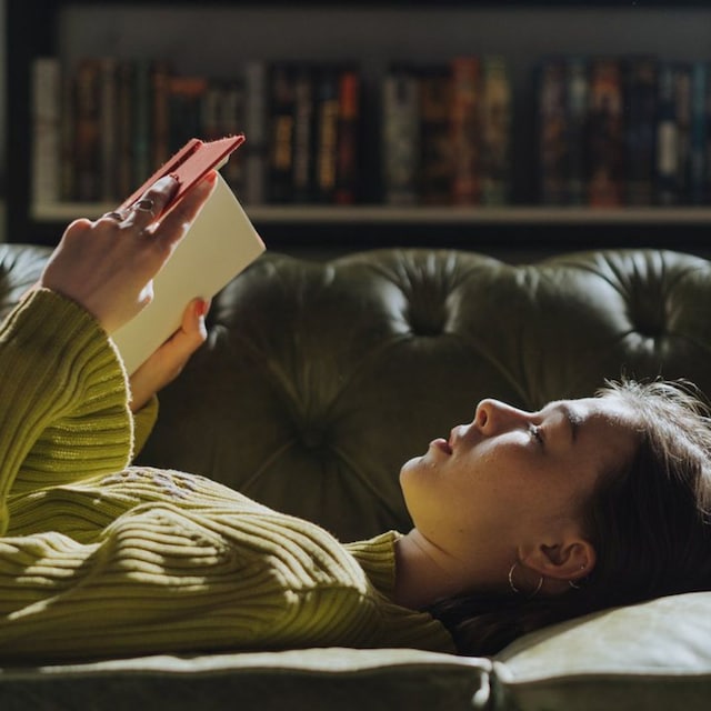 adolescente leyendo un libro