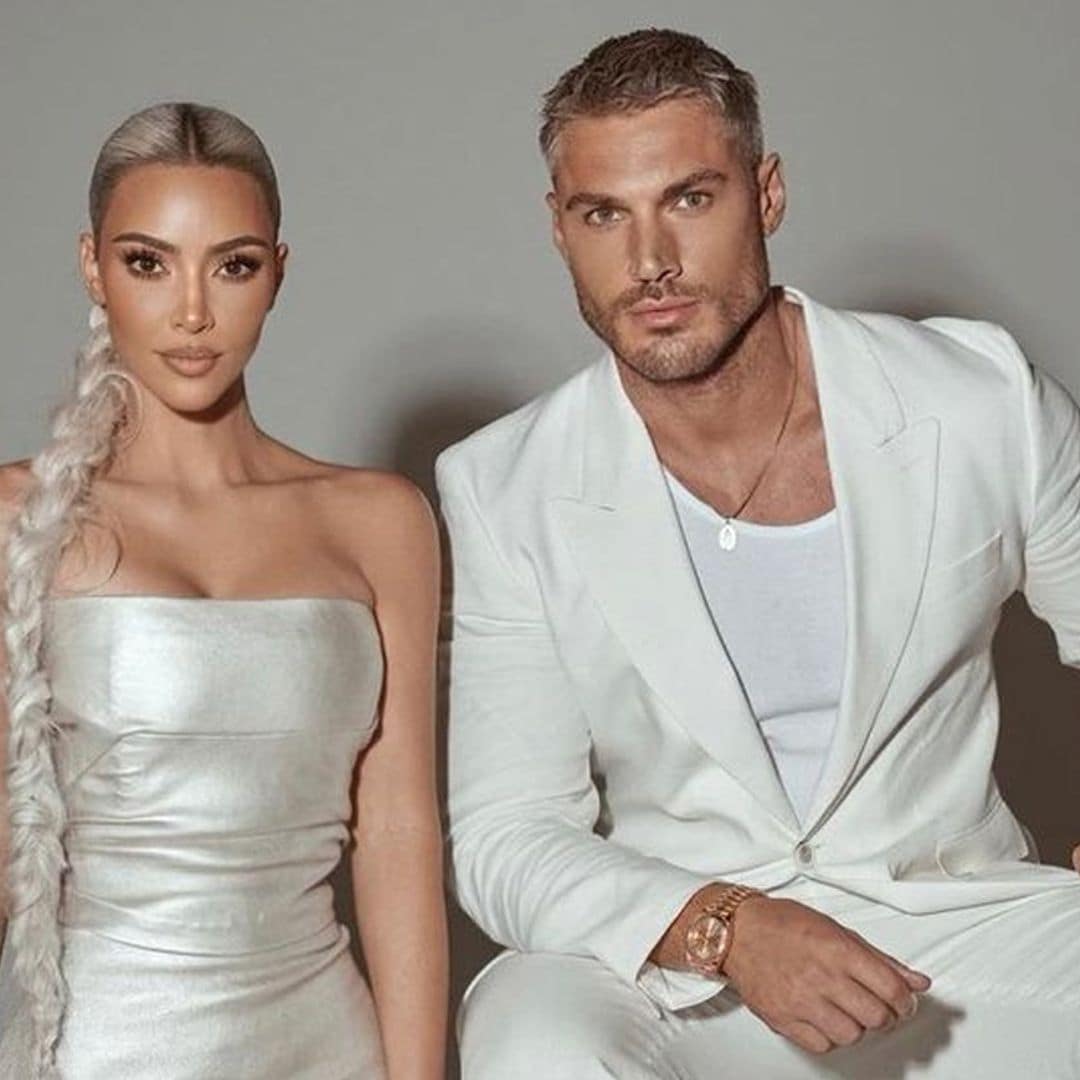 El peluquero de Kim Kardashian se ha casado con este actor de 'You' y 'The White Lotus'