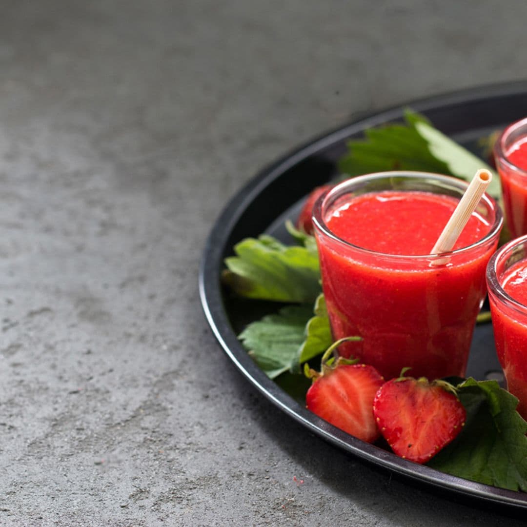 'Smoothie' rojo de tomate y fresas