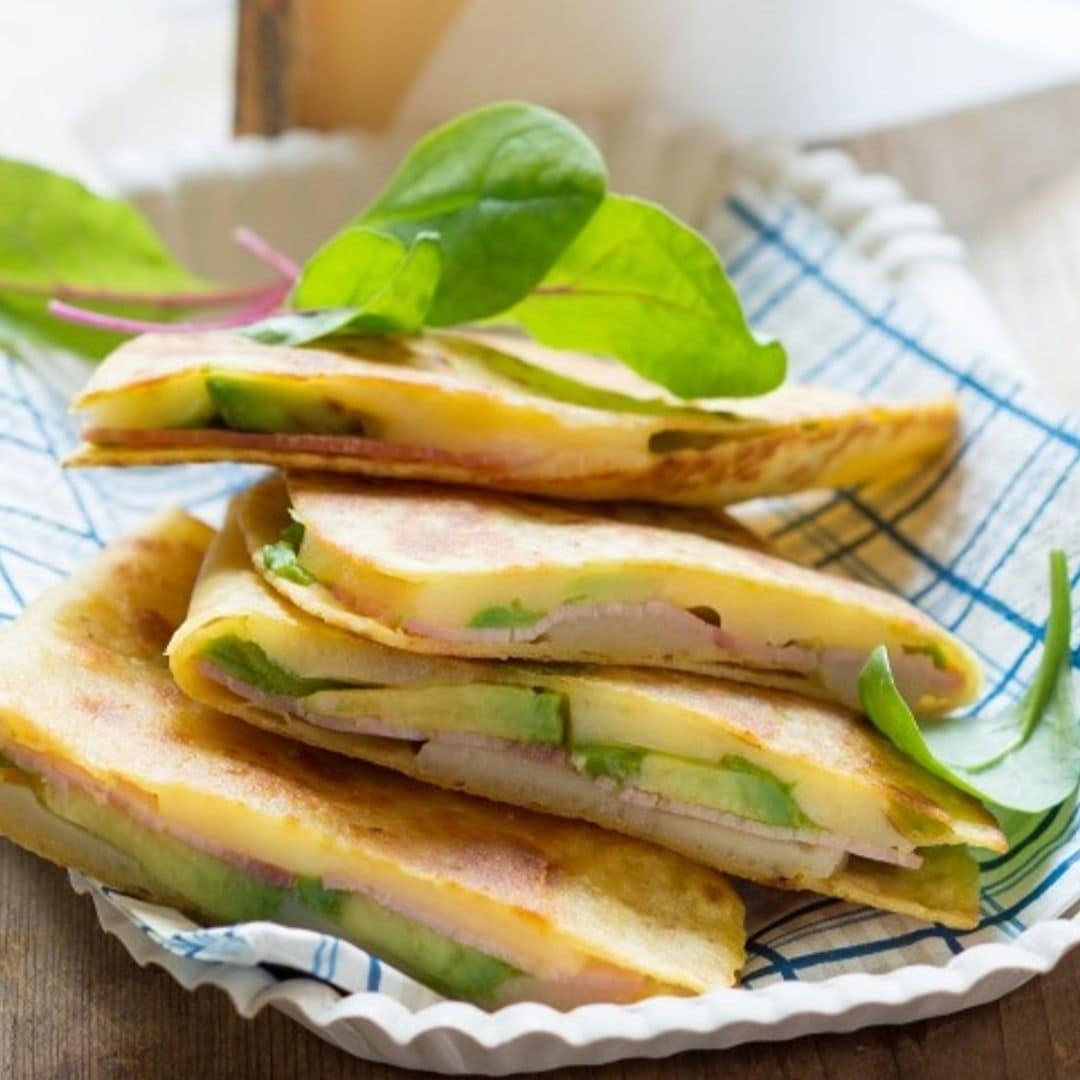 Tortitas de jamón, aguacate y queso Gruyère