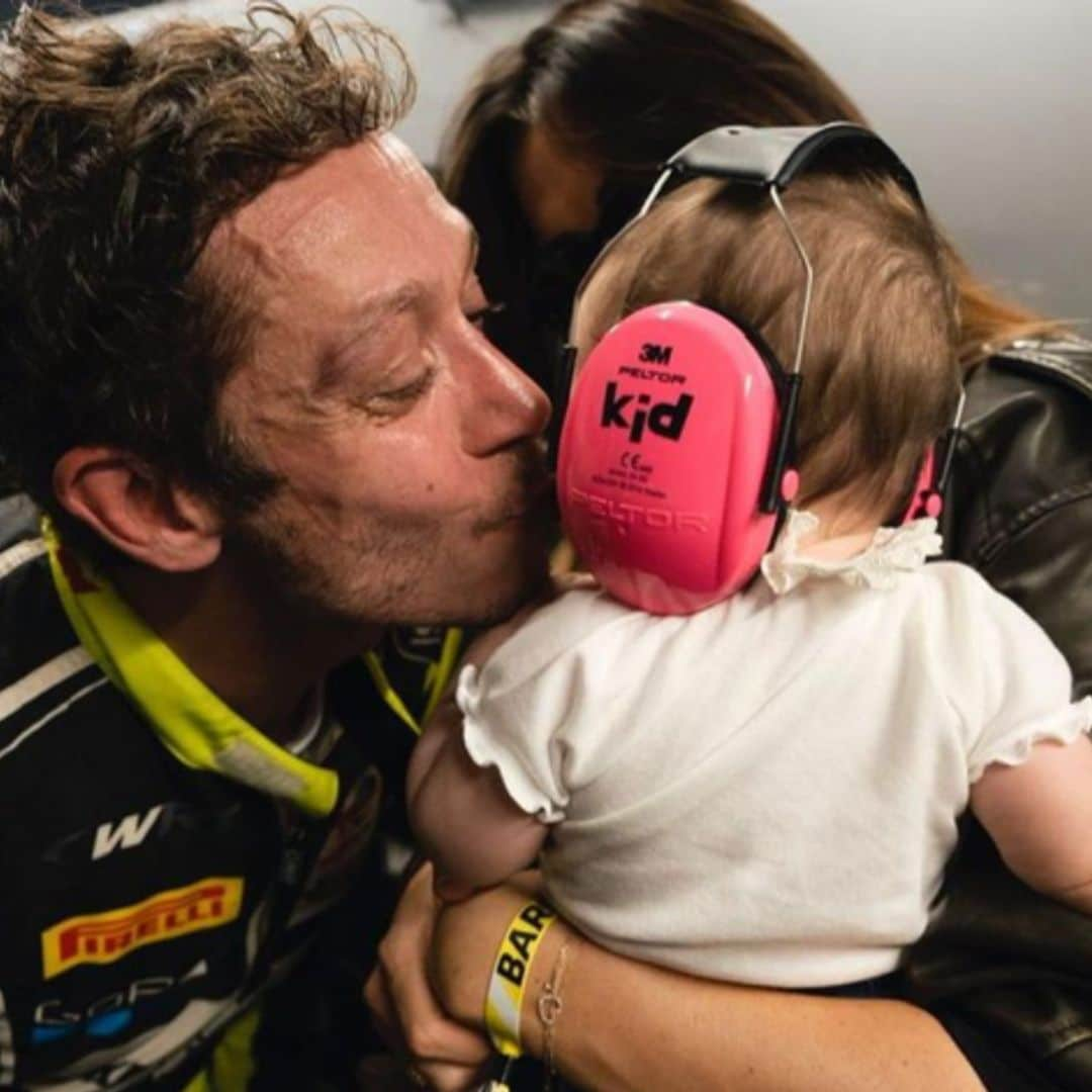 El 'debut' de la hija de Valentino Rossi conduciendo una moto a sus 16 meses de vida