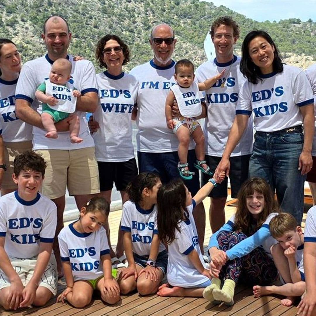 La imagen de Mark Zuckerberg en Mallorca con toda su familia, celebrando en su gigantesco yate el 70 cumpleaños de su padre