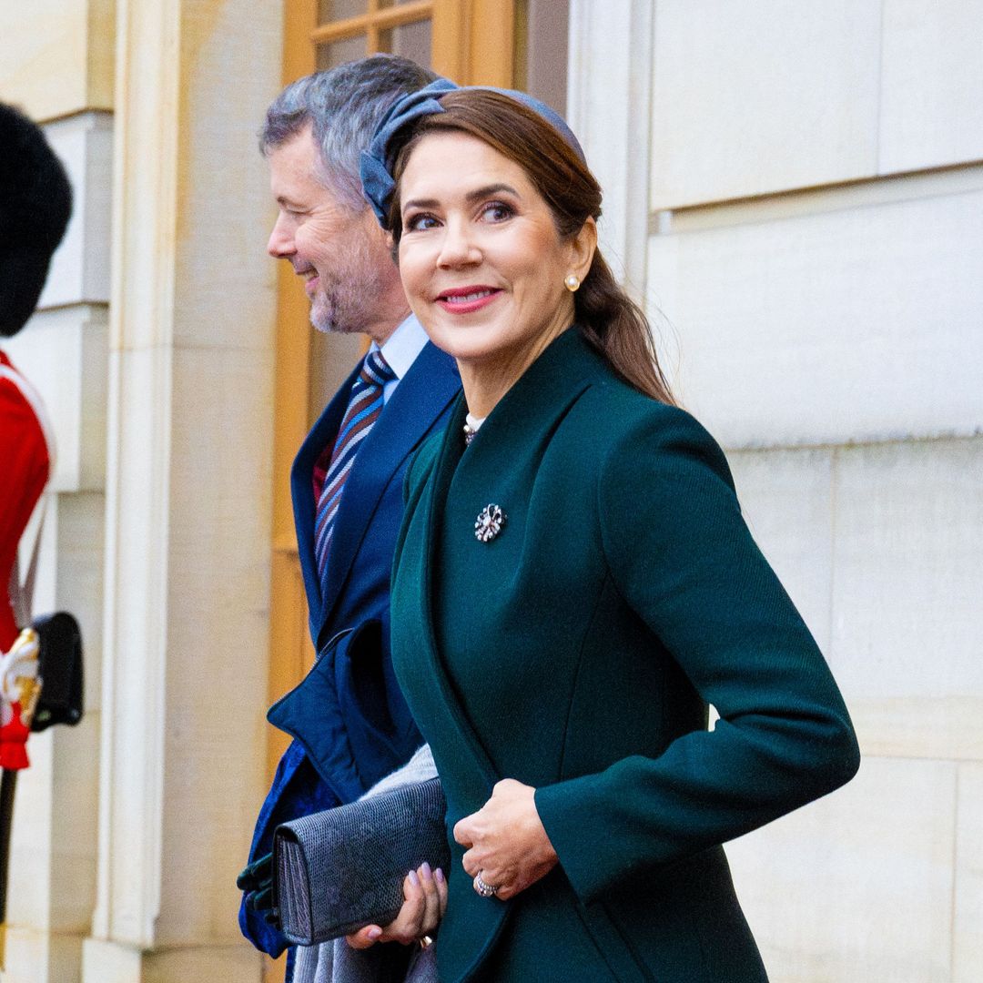 El elegante look Mary de Dinamarca en la recepción del presidente de Egipto: abrigo y chal de flecos con diadema