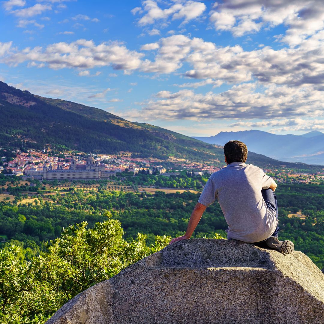 Vista de el Escorial entre montañas, Madrid