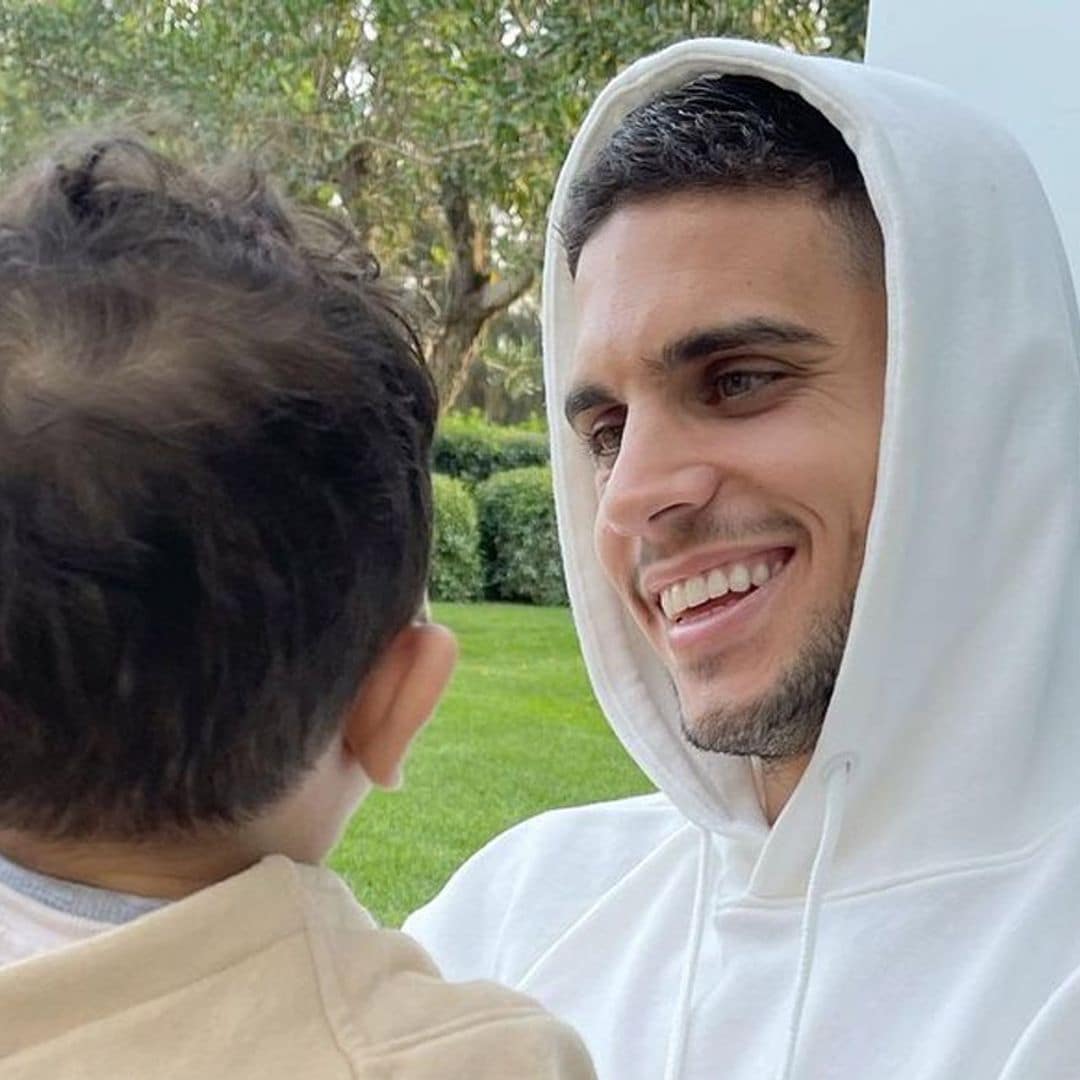 La foto que demuestra que el hijo de Marc Bartra... ¡solo tiene ojos para el fútbol!