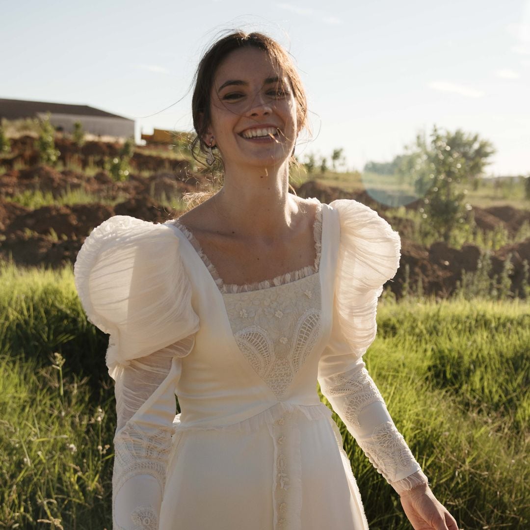 El vestido de novia de inspiración medieval y mangas con volumen para la boda de Bea en un pueblo de Zamora