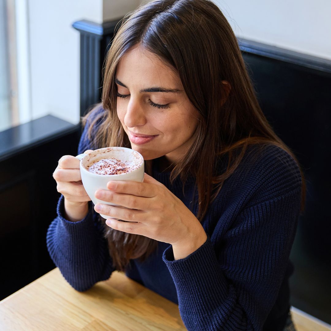 Esto es lo que tienes que añadir al café para dormir mejor, según el Dr. Álvaro Campillo