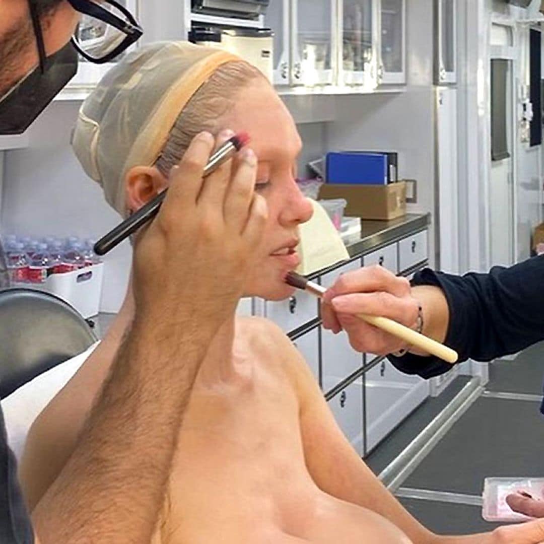 La impresionante transformación de Emmy Rossum para 'Angelyne' durante ¡siete horas de maquillaje!