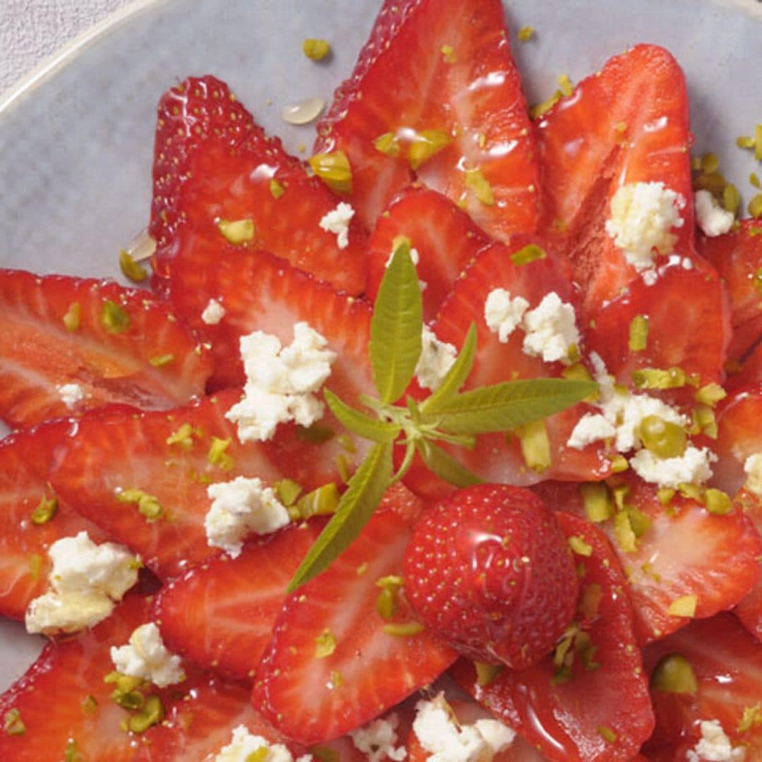 'Carpaccio' de fresas con queso y pistachos