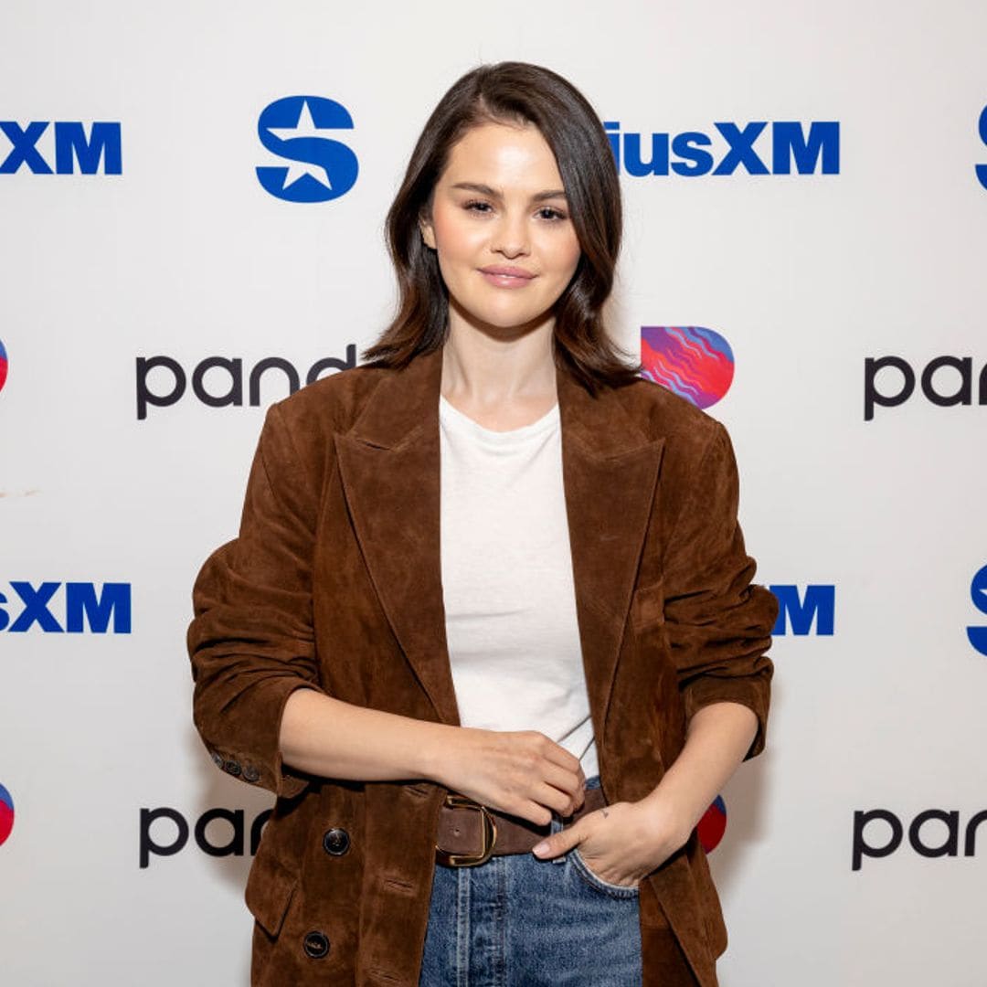 Selena Gomez redefine el estilo invernal con un 'blazer' de gamuza