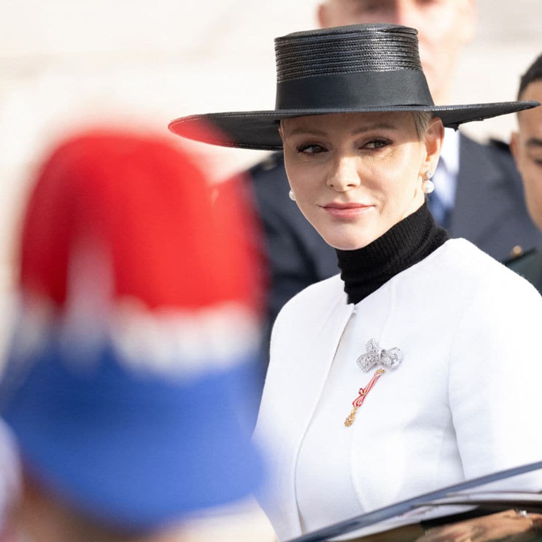 Charlene de Mónaco, de blanco impoluto y con una espectacular pamela en su regreso al Día Nacional