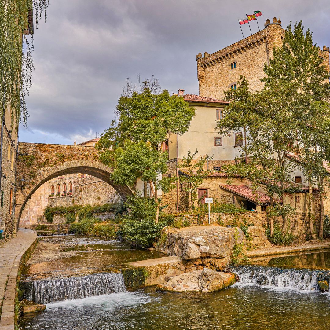 Potes, río Deva y la Torre del Infantado, en el valle de Liébana, Cantabria