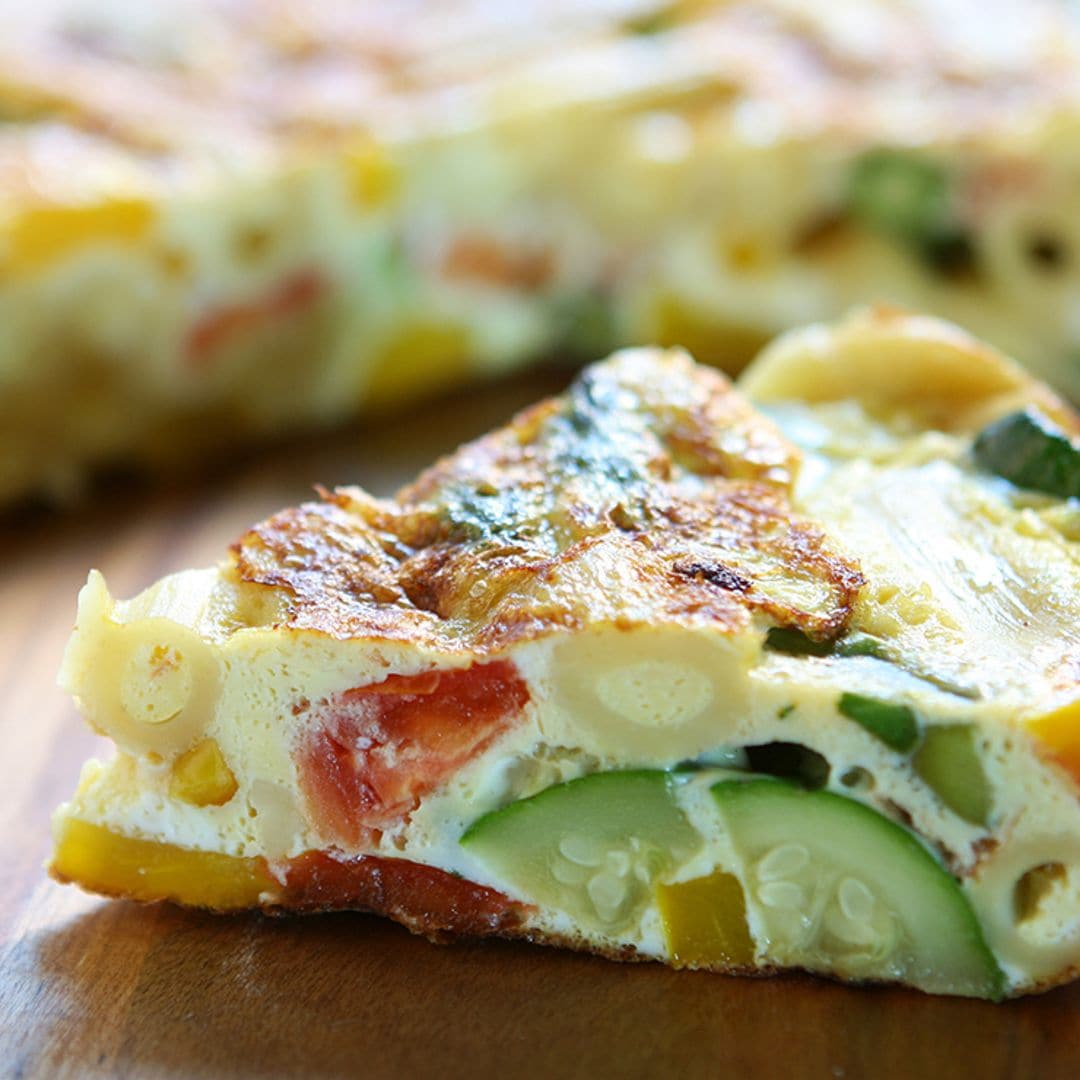 Tortilla de macarrones con jamón y verduras