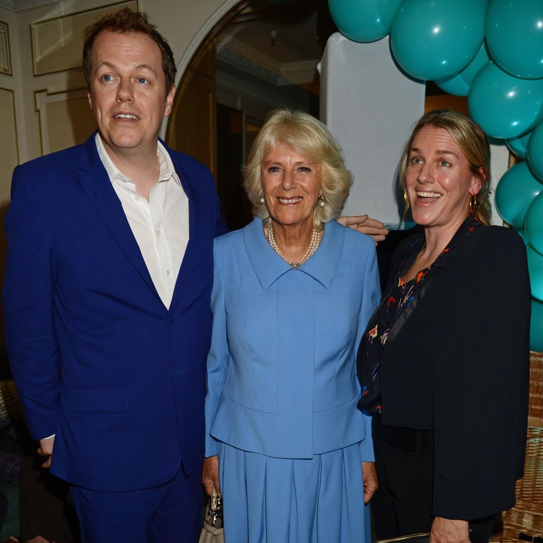 plano entero de Tom Parker Bowles, reina Camilla y Laura Lopes