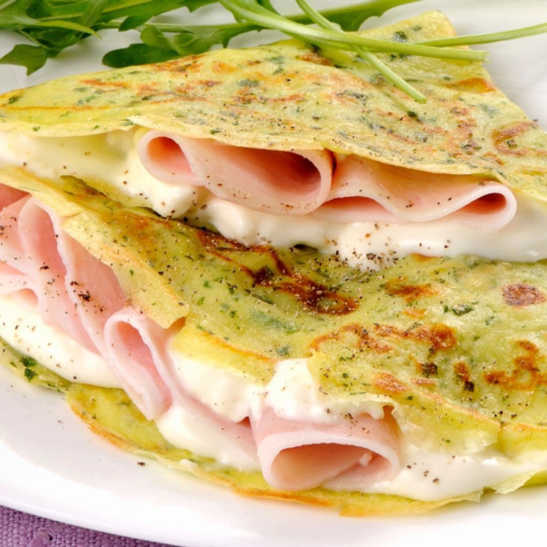 Crepes a las finas hierbas con jamón y queso