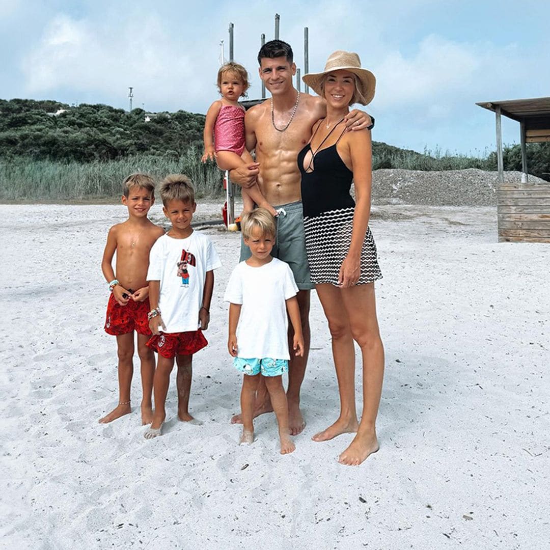 La 'felicità' de Morata y Alice Campello con sus cuatro hijos en las playas de Cerdeña