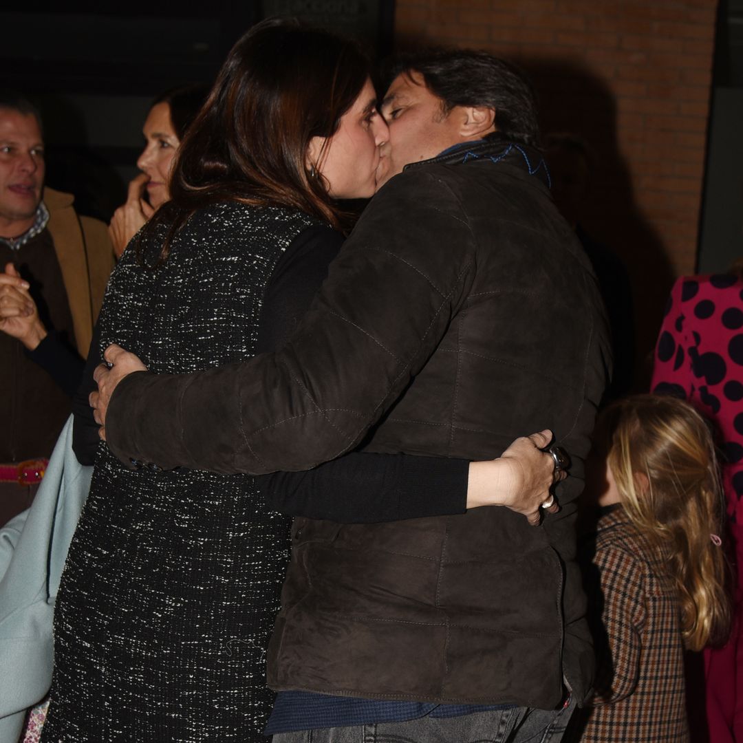 El apasionado beso de Francisco Rivera a Lourdes Montes en una cita clave para la diseñadora