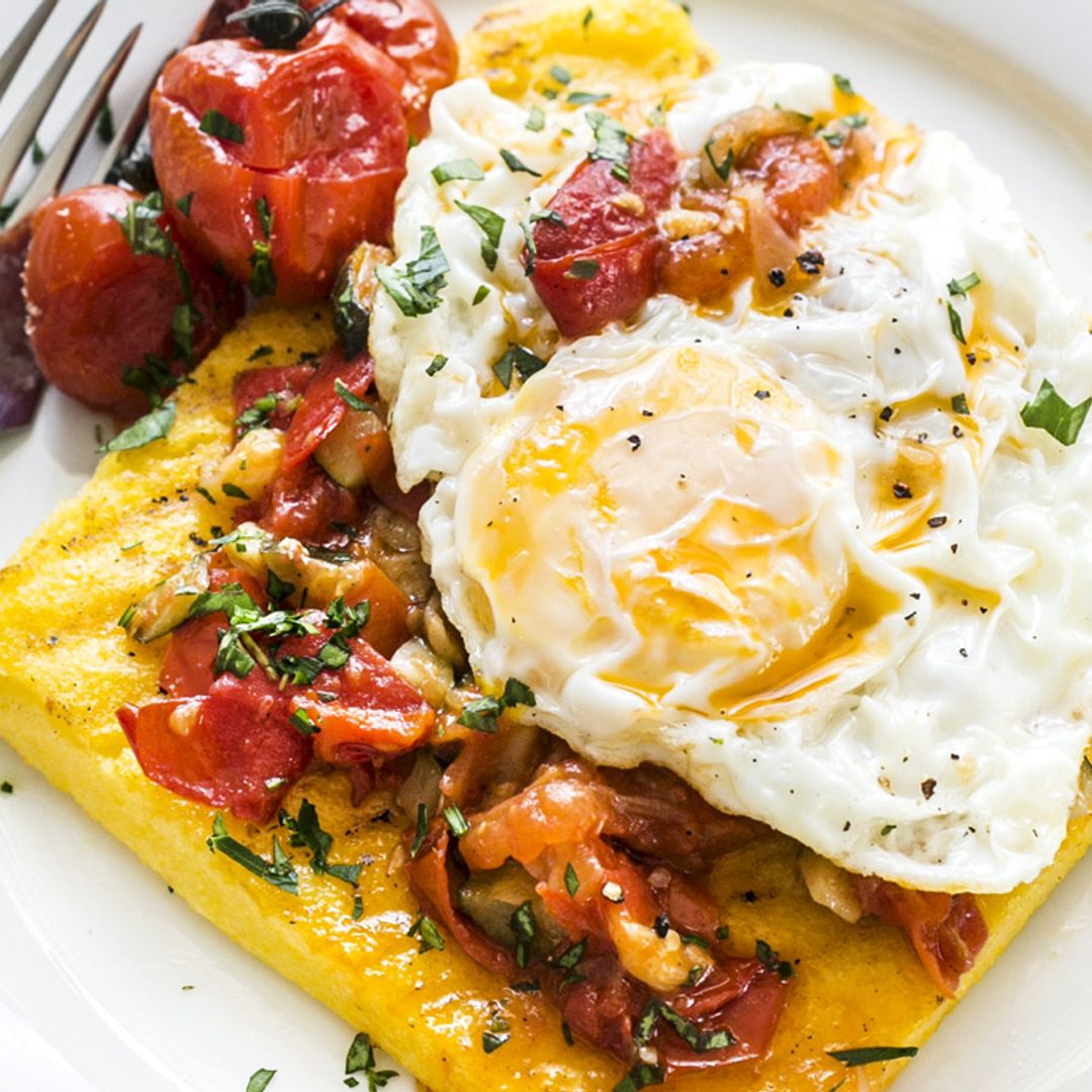 Tosta de polenta con tomates y huevo frito