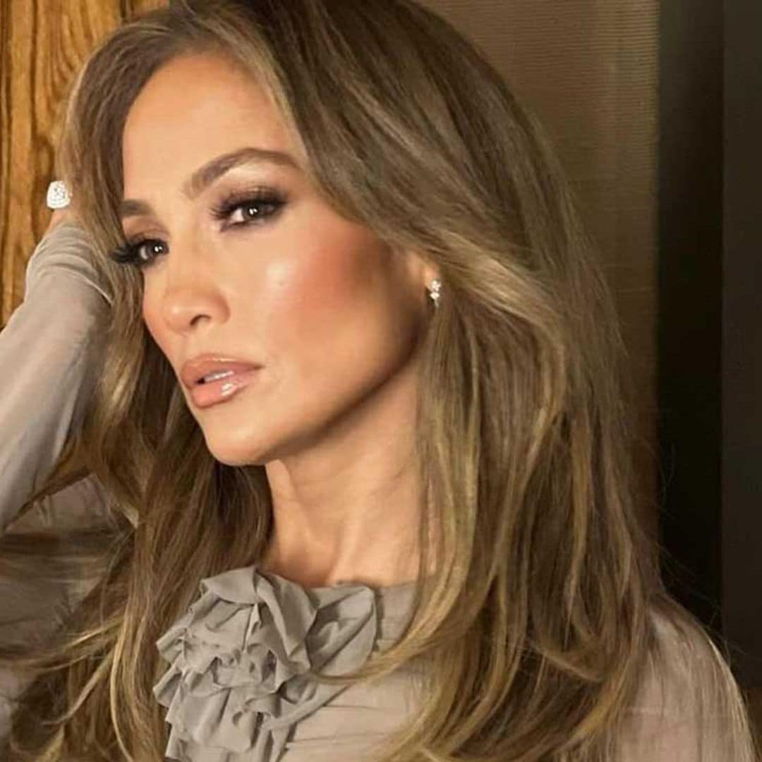 Vestido superajustado y tacones transparentes: el último look de Jennifer Lopez con el que ha arrasado